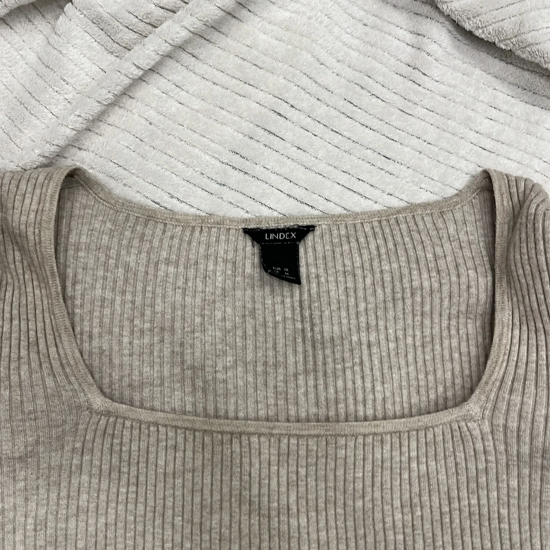 Grå ribbad tröja från Lindex - 90