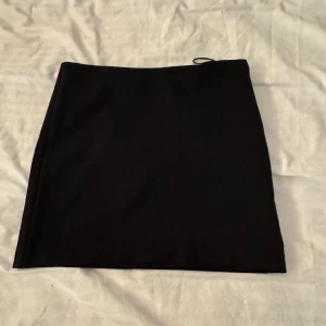 Svart kjol med dragkedja - Snygg svart kortkjol med dragkedja. Säljer då den inte längre passar mig!💗 