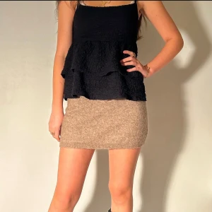 Beige tubtopp/ kjol  - Snygg och stilren beige tubtopp / kjol i mjukt ullmaterial. Perfekt för en avslappnad look med jeans eller kjol. Enkel design som passar till många olika outfits.