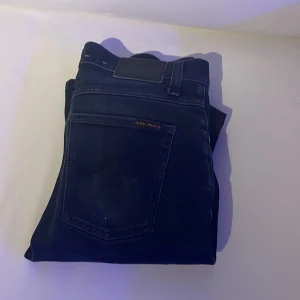 Nudie jeans - Säljer mina nudie jeans väldigt sköna bra kvalitet väldigt bra färg lite ljusar svart som matchar perfekt med mörkblå jeans är som nya inga defekter alls storleken är29/32