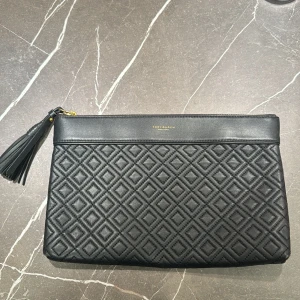Tory burch pochette - Svart kuvertväska med quiltat mönster, använd men gott skick.