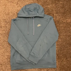 Blå hoodie från Nike - Blå Nike sportswear club hoodie.
