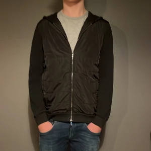 Massimo dutti cardigan  - Snygg Massimo dutti cardigan i toppskick. Storlek S. Modellen är 179.   (2)