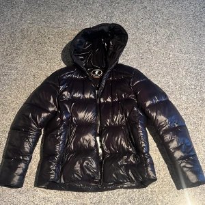 Svart Save the duck jacka - Svart Save the duck jacka i ny skick 