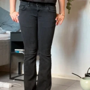Svarta bootcut jeans från LBT  - Snygga svarta bootcut jeans lågmidjade ❤️lånadbild skriv för fler🥰dom är uppsprättade längst ner men inget man ser inga hål❤️