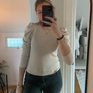 Beige topp i manchester  - Ribbad topp från Gina 🙌🏻🙌🏻
