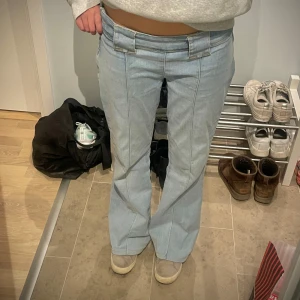 Ljusblå bootcut jeans låg midja  - Snygga ljusblå bootcut jeans med låg midja. Super sköna! Storlek S och de är uppsydda att passa mig som är 161! 🌟🌟