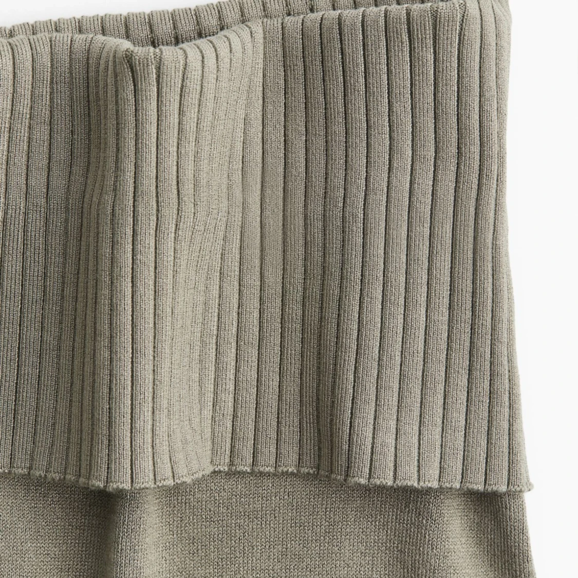 Finstickad utsvängd byxa från H&M  - 90