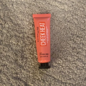 Maybelline Cheek Heat i Coral Ember - Säljer en Maybelline Cheek Heat i färgen Coral Ember. Denna gel-kräm rouge ger en naturlig och fräsch look. Perfekt för att ge kinderna en subtil glöd. Kommer i en smidig tub på 10 ml. Har fått den som en present men är ej en blush tjej💗
