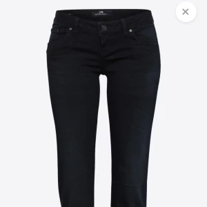 Svarta bootcut jeans - Snygga svarta bootcut jeans med låg midja. Dem är för stora för mig de är därför jag säljer dem. Har inga defekter❤️ kom privat för mer bilder ❤️