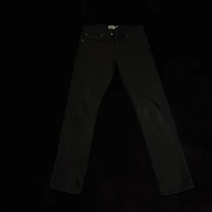 Lager 157 byxor - Säljer ett par svarta Lager 157 byxor för att de är för små, skick 9/10 använda fast det syns inte, storlek 28/32.