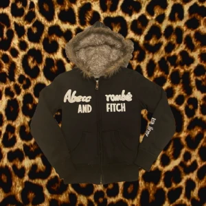 Abercrombie & Fitch fur hoodie  - Söt fur zip up hoodie från Abercrombie i fint skick❤️dessa säljs ganska snabbt så passa på!💞 eftersom den är vintage bör dragkedjan dras upp försiktigt men den funkar som den ska❤️