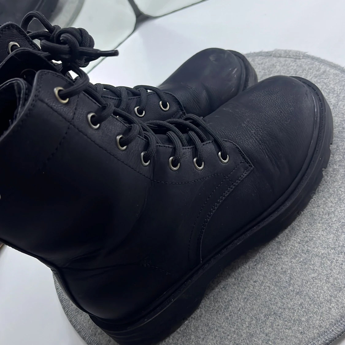 Svarta boots med snörning