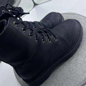 Svarta boots med snörning - Snygga svarta boots i skinn med snörning och dragkedja på sidan. Perfekta för höst och vinter med en robust sula för bra grepp. Storlek dam 38. Vattentäta 