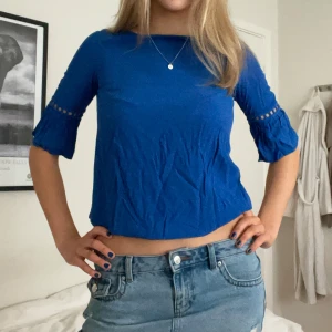 Blå topp från Massimo Dutti - Snygg blå topp från Massimo Dutti med trekvartsärmar🥰🥰 (behöver strykas😅)