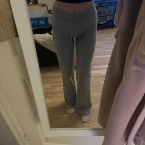 Grå mjukisbyxor - Säljer ett par bekväma grå mjukisbyxor från Lager157. Byxorna är i hyfsat nytt skick då de inte används mycket.