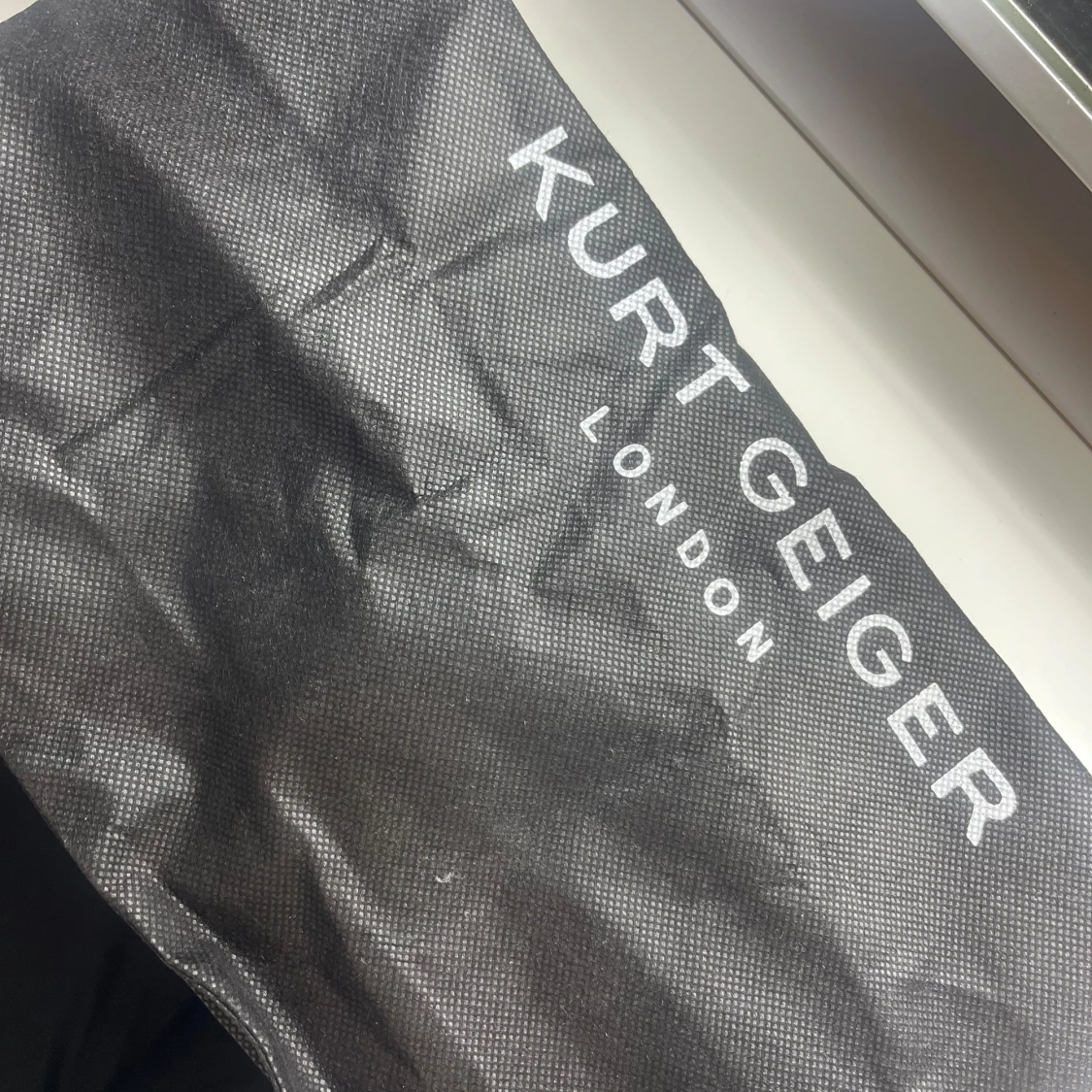 Svart mini axelväska från Kurt Geiger - 93