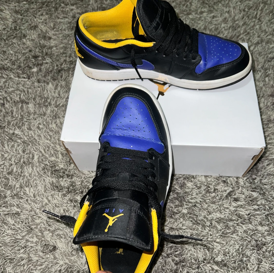 Nike Air Jordans i svart, blå och gul - 92