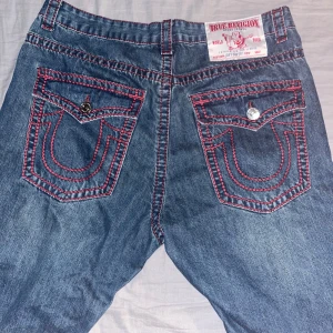 True religion jeans (Replika) - Säljer dessa truyes jag köpte här på plick tyvärr visade sig att dom va en replika och har inte kommit till användning har ingen aning om vad jag vill ha för dom så kom med ett prisförslag så kan vi säkert lösa något dom är storlek 38 