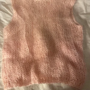 Rosa stickad väst från Happy Knits by Nanou - Mysig rosa stickad väst från Happy Knits by Nanou. Den är one size men passar en s-m 💗💗💗ny utan prislapp 
