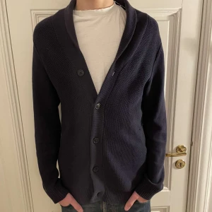 Mörkblå cardigan  - Säljer en riktigt fet mörkblå cardigan från märket Selected Homme. Nypris 800kr. Säljer för endast 299kr. Väldigt bra skick, inga defekter. Hör av er vid eventuella frågor 