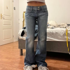Jeans  - Midjemått 41cm, innerbenslängd 81cm ❤️