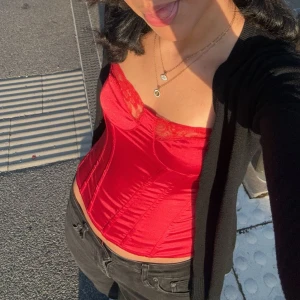 Röd korsettopp - Röd korset topp från Shein i storlek XS. Sitter tajt och är ganska kort. Passar bra på mig med storlek S, använd ett fåtal gånger. Passar perfekt nu inför jul!❣️🎄 OBS! Kan sänka priset vid snabbt köp!