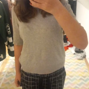 Grå tröja från Lager 157 - Säljer en jätte fin stickad t-shirt/kortärmad tröja som har lite längre armar. Super fin och passar till typ allt, Den är finstickad. Säljer pågrund utav att den inte kommer till användning längre. Pris kan alltid diskuteras!💗