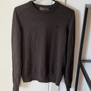 Stickad merinoull tröja Morris - Säljer en stilren tröja från Morris i 100% merinoull. Tröjan har en klassisk design med rund hals och långa ärmar. Perfekt för vinter dagar då den är varm och skön. Säljer denna pga att den är för liten för mig. Använd fåtal gånger då jag fick den som en present i för liten storlek. Köpt på Johnells för 1500kr. Hör av dig om du har funderingar om pris eller annat!