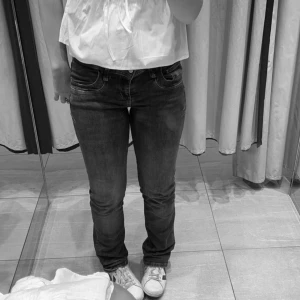 Mörkblåa jeansbyxor - Snygga mörkblåa jeansbyxor med en klassisk femficksdesign. De har en normal passform och är perfekta för en avslappnad stil. Passar bra med sneakers.