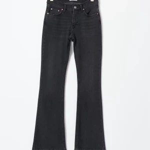 Svarta bootcut jeans - Snygga svarta bootcut jeans med låg midja. Perfekta för en stilren look. De har en klassisk design med dragkedja och knappar framtill. Bara fråga om de skulle vara något. Ps (de är helt nya endast provade på)