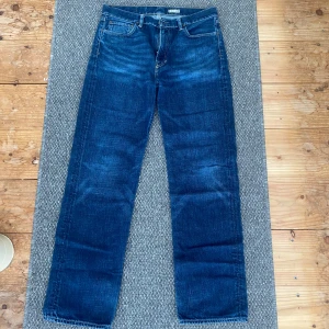 Blå jeans från Polo Ralph Lauren - Snygga blå jeans från Polo Ralph Lauren med klassisk femficksdesign. De har en rak passform och är tillverkade i slitstarkt denim. Perfekta för en avslappnad stil.