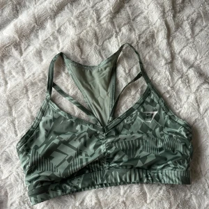 GS Power sportsbra - Snygg grön sport-bh från Gymshark med ett coolt kamouflagemönster. Storlek M. 