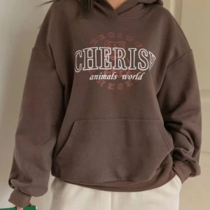 Brun hoodie - Säljer en brun skön hoodie! Den har en avslappnad passform och långa ärmar. Perfekt för en mysig dag hemma eller ute 💞