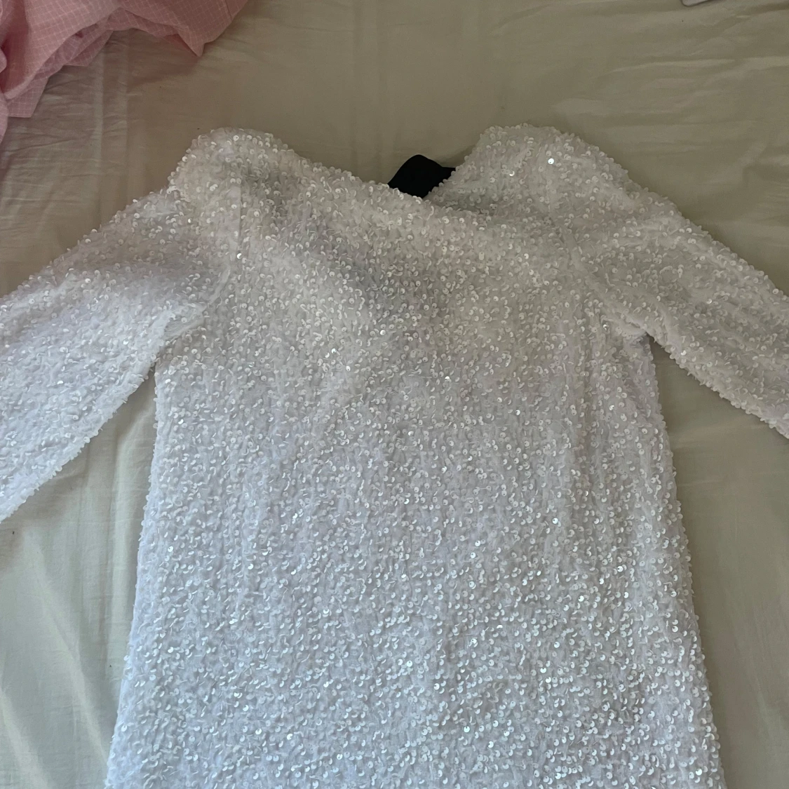 Vit glittrig klänning med svart rosett