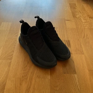 Nike 270s skor - Säljer ett par svarta Nike 270s med en stilren design. Skorna är bra skick, 8/10. Och använda sparsamt. Box tillkommer. Köpta för 1800kr