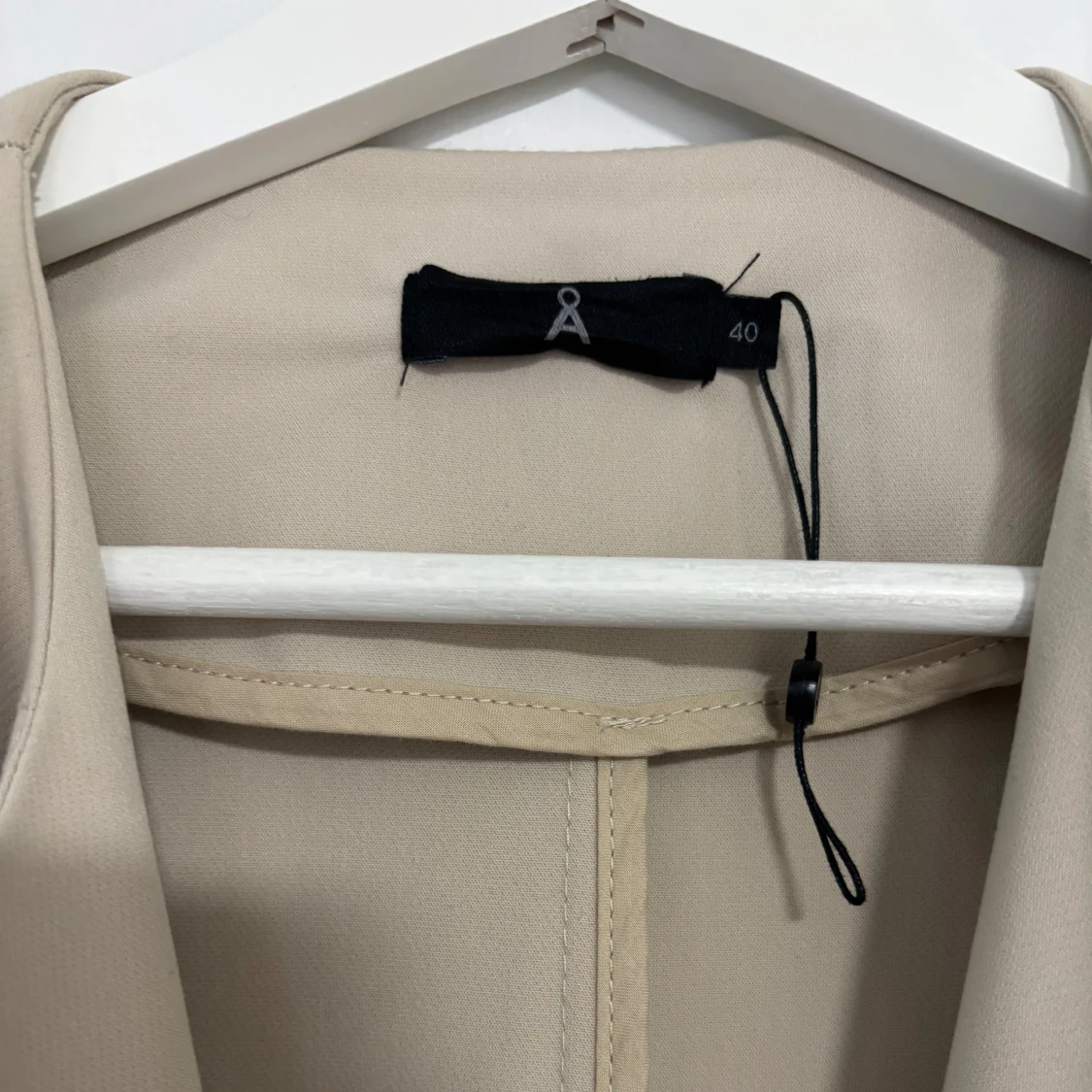 Beige trenchcoat med bälte - 91