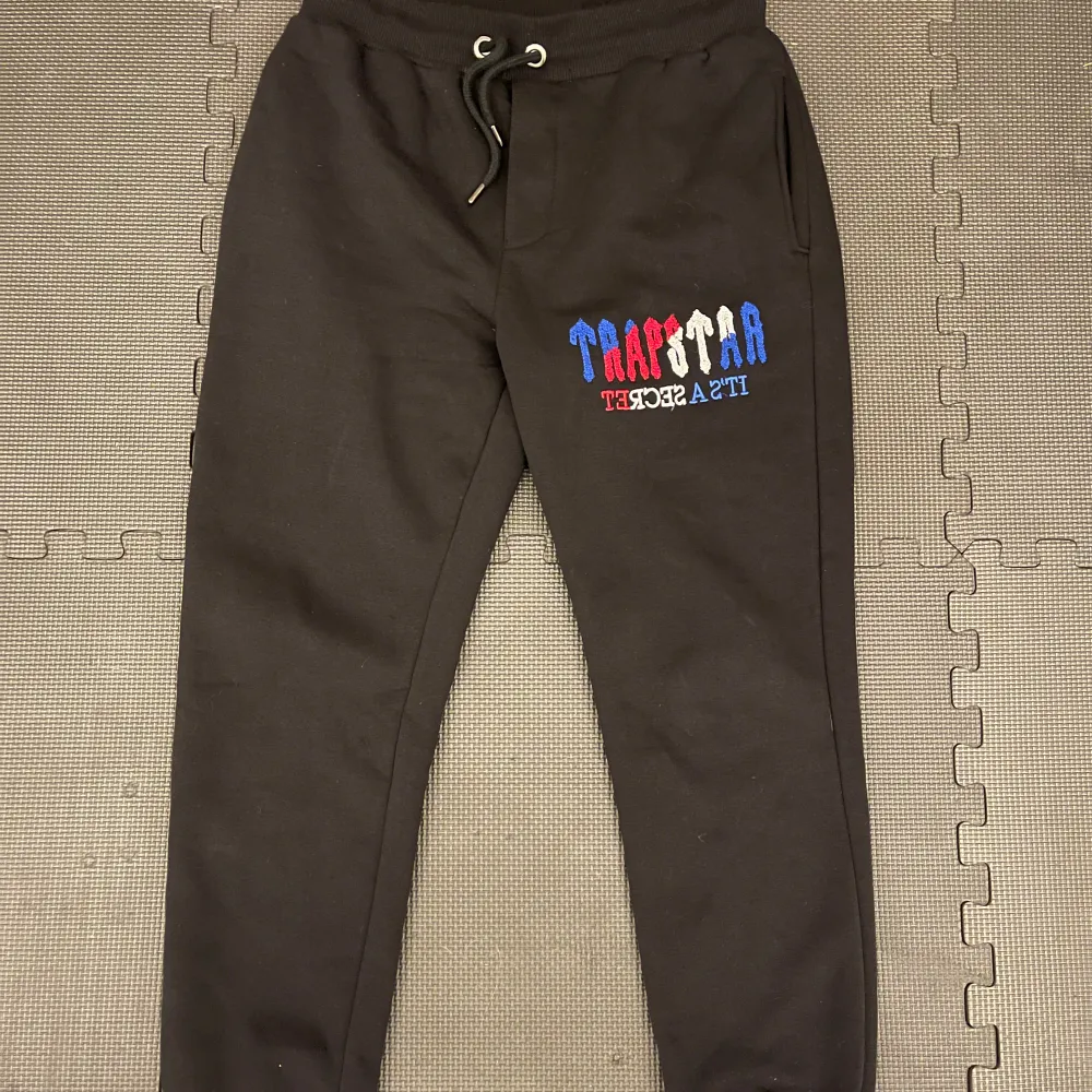 Väldigt snygga och billiga byxor köp innan det är försent, storlek S. Farkut & Housut.