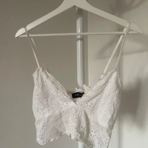 Sommartopp - Jättegullig sommartopp i spetsdetaljer. Kommer tyvärr inte ihåg vart den kommer ifrån