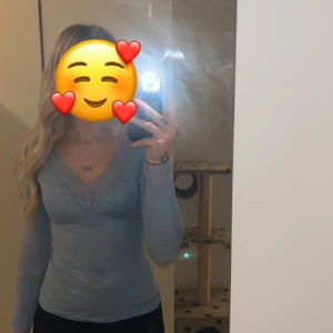 Intimissimi tröja  - Säljer min superfina tröja med spets från Intimissimi, knappt använd så i princip i nyskick! I storlek S men passar både S & M då den är i väldigt stretchigt material! Nypris 569kr🩷