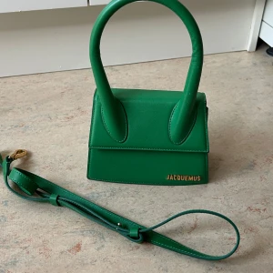 Jacquemus medium Chiquito  - Använd få gånger, har lite märken men syns bara när man öppnar väskan! Köpte för 6500kr