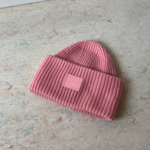 Rosa Acne mössa - Knappt använd! Nypris, 1700kr