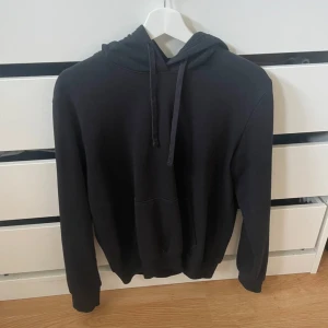 Svart hoodie - Svart hoodie från H&M i storlek S