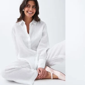 Vit linneskjorta från Gina Tricot - Säljer en stilren vit skjorta i linne från Gina Tricot. Skjortan har en klassisk krage och knappar framtill. Perfekt för en avslappnad men ändå elegant look.