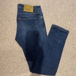 Jacob Cohën Jeans - Feta blå jeans från Jacob Cohën i modell Style 696, i storlek 32. Jättebra skick och inga defekter! Skriv gärna ifall du undrar något mer! 