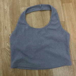 Grå ribbad linnetopp från SHEIN - Snygg grå ribbad linnetopp från SHEIN. Perfekt för en stilren och bekväm look. Toppen har en enkel design med breda axelband.