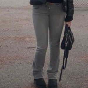 Ltb Valerie Jeans - Säljer dessa snygga bootcut jeans från Ltb i färgen grå. Dom är i storlek 29 x 34 och använda fast fint skick 🖤