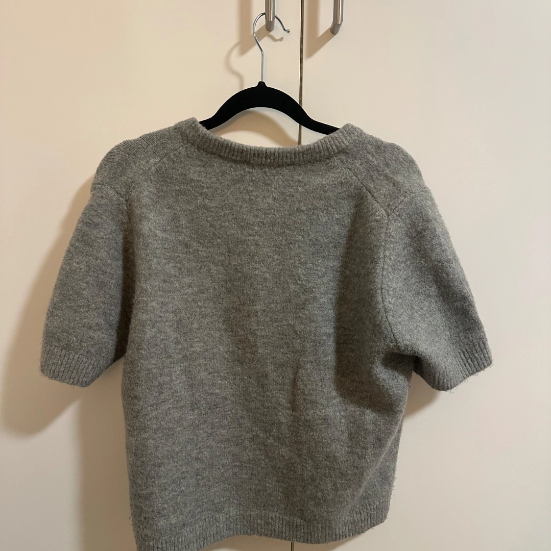 Grå kofta med korta ärmar - 90