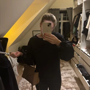 Svart blus - Säljer en jättefin blus med volang detaljer längst ut på armen, den är superfin i ryggen där man knyter fast med två knytte 