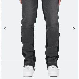 Grå jeansbyxor från NVLTY - Hej! Nu säljer jag helt oanvända VINTAGE FLARE JEANS - GREY NVLTY med en straight passform. Dom har legat undan utan nytta så jag säljer dom. Storlek 30. Nytt pris ligger på 1,300 men jag säljer dom för 800